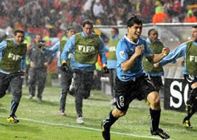Festejos de Suárez del primer gol ante Korea del Sur