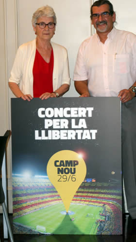 La directora de Ómnium CulturalMuriel Casals junto a Waldemar García columnista de El Reporte
